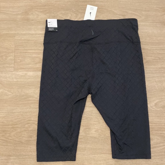 🎄1 HOUR SALE🎄 NIKE Yoga Capris - Picture 2 of 2